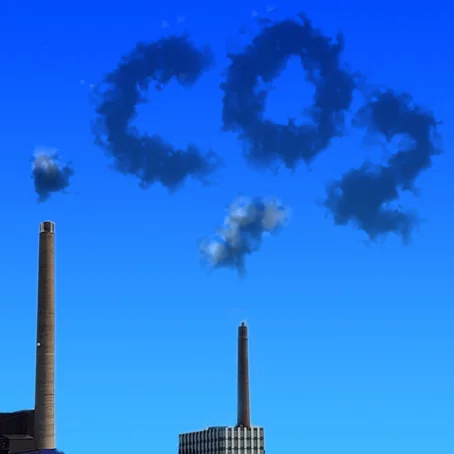 Wolken boven schoorstenen vormen de letters CO2