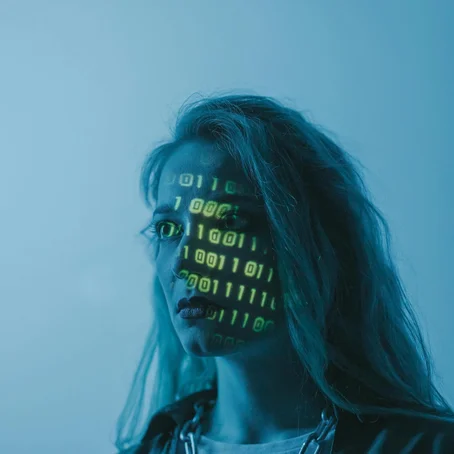 Vrouw met enen en nullen op haar gezicht geprojecteerd