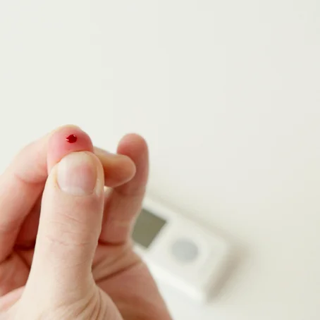 Vinger met bloeddruppel