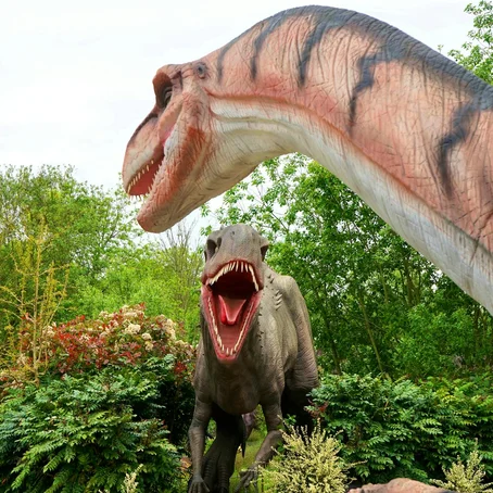 Twee dinosaurussen in een bos
