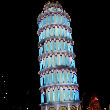 Scheve toren van Pisa bij nacht