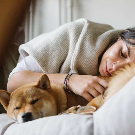 Slapende vrouw met slapende hond