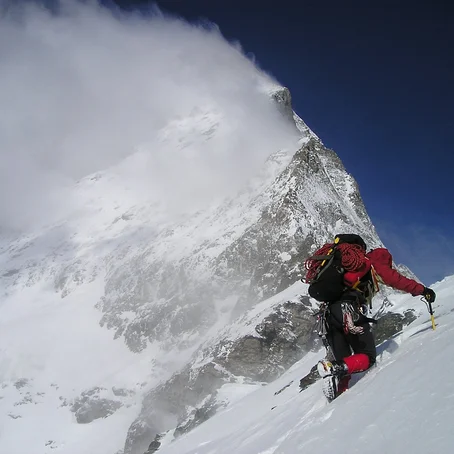 Bergbeklimmer in de sneeuw