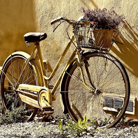 Oude gele fiets