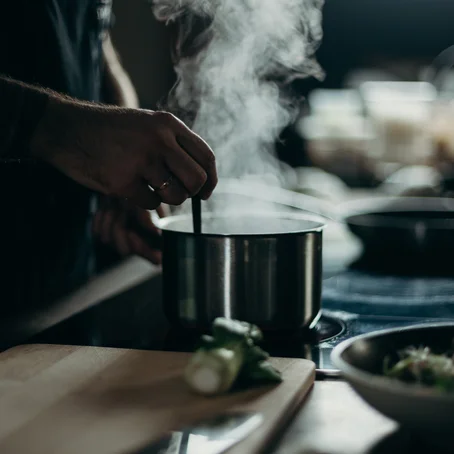 Een pan kokend water geeft stoom af