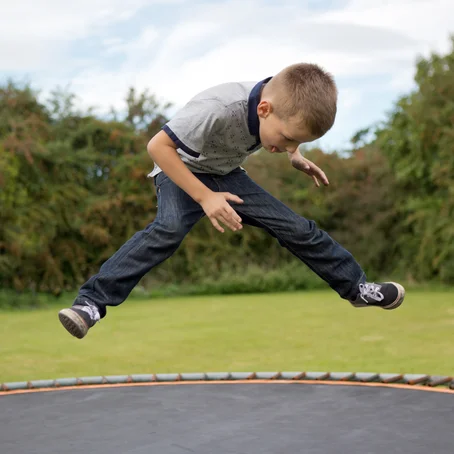 Kind op trampoline