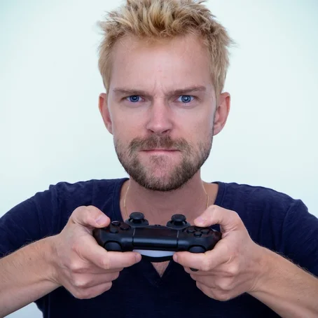 Man met controller van spelcomputer